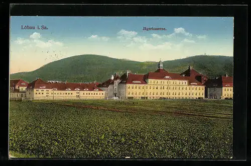AK Löbau /Sa., Jägerkaserne mit Feldern und Bergkulisse