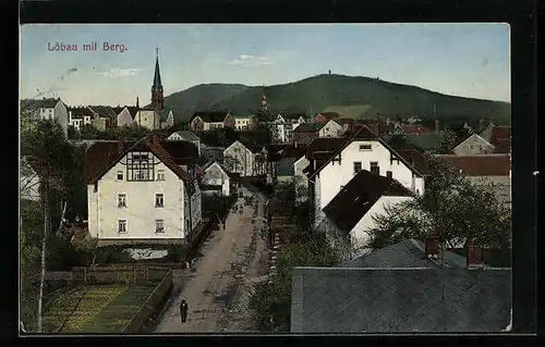 AK Löbau /Sa., Teilansicht mit Strasse und Berg aus der Vogelschau