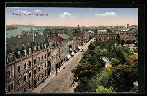 AK Riesa, Kaiser Wilhelm Platz mit Strasse aus der Vogelschau