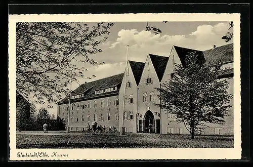 AK Glückstadt /Elbe, Kaserne mit Eingangs-Zufahrt