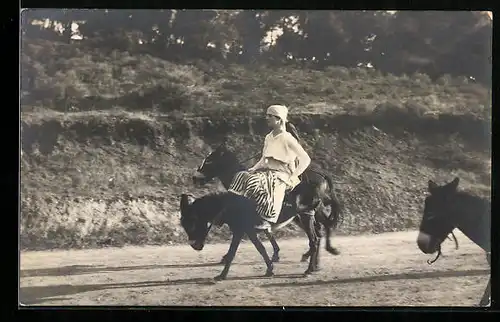Foto-AK Junge Frau beim Ritt auf einem Esel