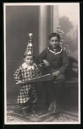 AK Kleinkind als Harlekin, Junge im Matrosenanzug