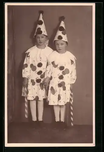 AK Zwei Kinder als Harlekin verkleidet