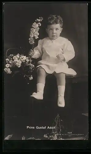 AK Prinz Gustav Adolf von Schweden, als Kleinkind, mit Blumen