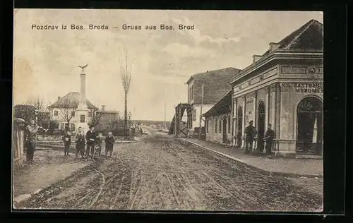 AK Bos. Brod, Strassenpartie mit Monument und Gasthaus Monument