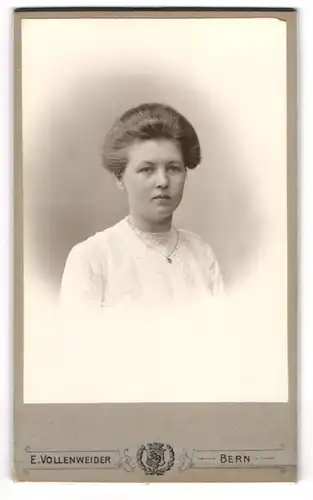 Fotografie E. Vollenweider, Bern, Postgasse 68, Junge Frau mit toupierten Haaren und Herzanhänger