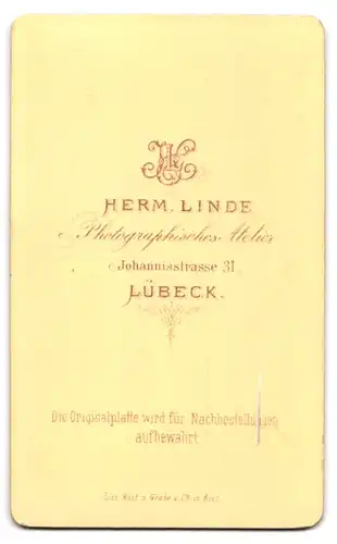 Fotografie Herm. Linde, Lübeck, Johannisstrasse 31, Gestandener Herr im Anzug