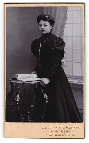 Fotografie Atelier Fritz Hacker, Annaberg, Carlsplatz 3, Junge Frau im taillierten Kleid