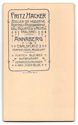 Fotografie Atelier Fritz Hacker, Annaberg, Carlsplatz 3, Junge Dame lesend am Pult