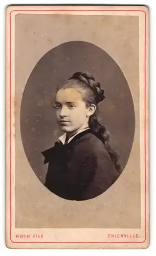 Fotografie Roth fils, Thionville, Rue Neuve 191, Mädchen mit geflochtenen Haaren