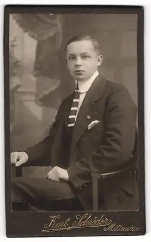 Fotografie Kurt Schröder, Mittweida, Junger Herr im Anzug mit gegeltem Haar