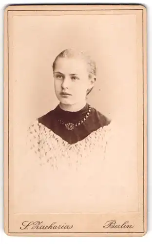 Fotografie S. Zacharias, Berlin, Invaldienstr. 127, Schöne junge Dame im Kleid mit gebundenem Haar