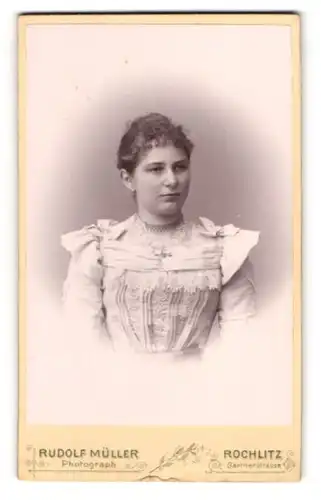 Fotografie Rudolf Müller, Rochlitz, Gärtnerstrasse, Bürgerliche Dame im weissen Kleid mit gebundenem Haar