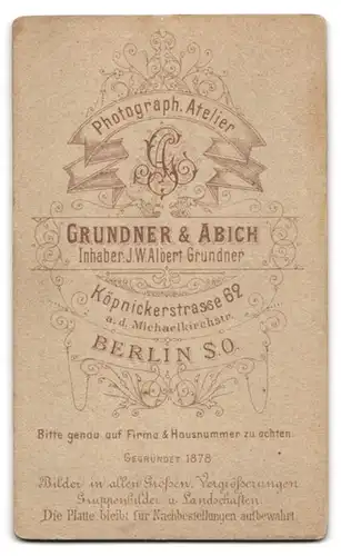 Fotografie Grundner & Abich, Berlin, Köpnicker Str. 62, Bürgerlicher Herr mit Schnurbart im Anzug