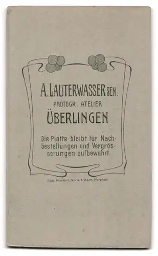 Fotografie A. Lauterwasser, Überlingen, Bürgerliche Dame im schwarzen hochgeschlossenen Kleid mit Puffärmeln