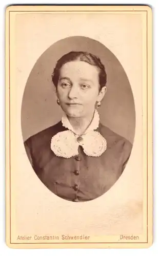 Fotografie Constantin Schwendler, Dresden, Sophieenstrasse Nr. 5, Bürgerliche Dame im schwarzen Kleid mit Spitzenkragen