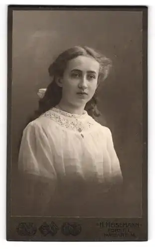 Fotografie H. Meisemann, Forst /L., Mühlenstr. 36, Hübsche junge Dame im weissen Kleid mit offenem Haar