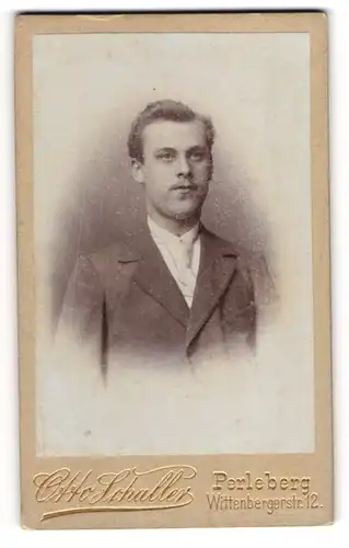 Fotografie Otto Schaller, Perleberg, Wittenbergstr. 12, Bürgerlicher Herr im Anzug mit weisser Krawatte