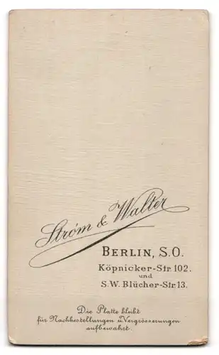 Fotografie Strom & Walter, Berlin, Köpnickerstr. 102, Bürgerlicher Herr im Anzug mit Schnurbart und gegeltem Haar