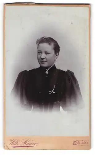 Fotografie Wilh. Mayer, Esslingen, Kronenstr. 14, Hübsche Dame im schwarzen hochgeschlossenen Kleid mit Puffärmeln