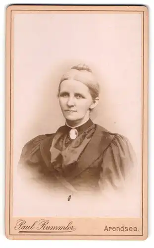 Fotografie Paul Rummler, Arendsee, Bürgerliche Dame im schwarzen Kleid mit Puffärmeln und gescheiteltem Haar