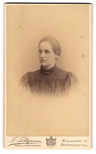 Fotografie F. Tellgmann, Mühlhausen i./Th., Schöne Dame im schwarzen hochgeschlossenen Kleid mit gebundenem Haar