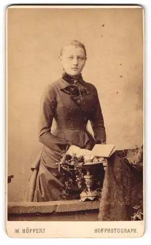 Fotografie W. Höffert, Berlin, Leipziger Platz 12, Junge hübsche Dame im schwarzen hochgeschlossenen Kleid mit Halstuch