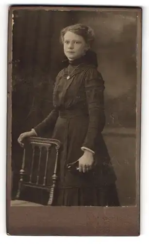 Fotografie Hahn, Dresden-Altstadt, Ferdinand-Strasse 11, Junge Frau im hochschliessenden Kleid