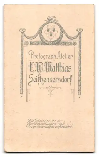 Fotografie E. W. Matthias, Seifhennersdorf, Zwei Geschwisterchen in feinen Kleidern