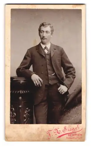 Fotografie F. X. Siegel, Kempten, Kotternerstrasse, Bürgerlicher Heer mit Uhrenkette im Anzug