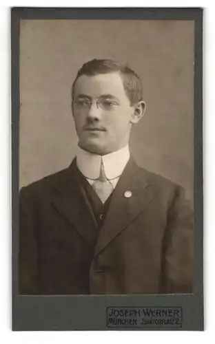 Fotografie Joseph Werner, München, Isartorplatz 2, Junger Herr mit Zwicker im Anzug