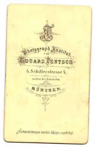 Fotografie Eduard Fentsch, München, Schillerstrasse 4, Gestandender Herr mit Brille und Schnauzer