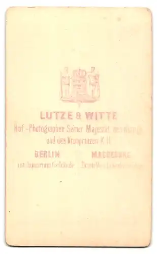 Fotografie Lutze & Witte, Berlin, im Aquarium Gebäude, Bürgerlicher Herr im Anzug und pomadisiertem Haar