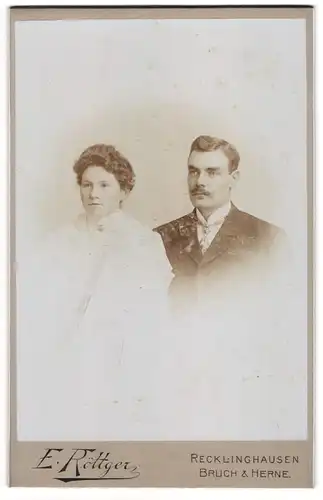 Fotografie E. Röttger, Recklinghausen, Junges Paar in eleganter Kleidung