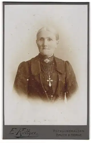 Fotografie E. Röttger, Recklinghausen, Ältere Dame mit Kragenbrosche und Kreuzkette