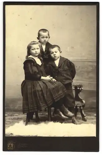 Fotografie L. Hüwel, Düsseldorf, Benratherstrasse, Drei Kinder in zeitgenössischer Kleidung