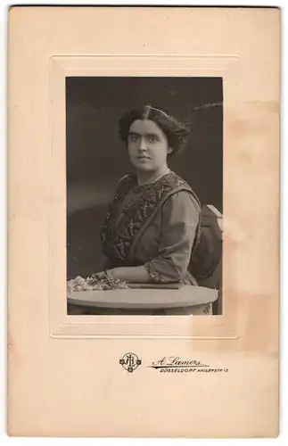 Fotografie A. Lamers, Düsseldorf, Kaiserstr. 13, Junge Dame im modischen Kleid