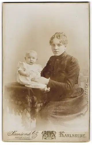 Fotografie Samson & Co., Karlsruhe, Junge Dame im Kleid mit einem Kleinkind
