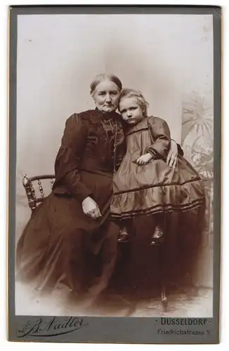 Fotografie B. Nadler, Düsseldorf, Friedrichstr. 5, Ältere Dame im Kleid mit einem Mädchen