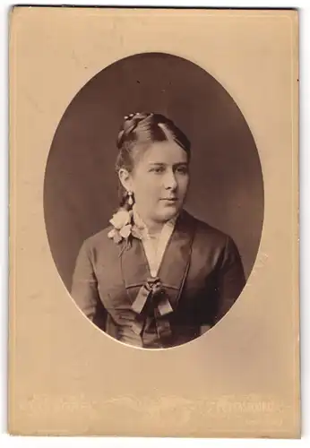 Fotografie C. Borel, St. Petersbourg, Junge Dame mit Hochsteckfrisur