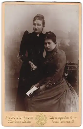 Fotografie Albert Blankhorn, Offenbach a. M., Frankfurterstr. 35, Zwei junge Damen in Kleidern