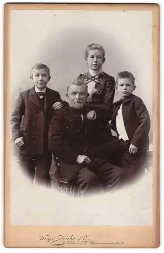 Fotografie Hugo Strube & Co., Berlin, Prinzessinnenstr. 16, Älterer Herr im Anzug mit zwei Jungen und einem Mädchen