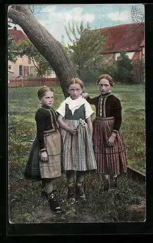 AK Junge Mädchen am Baum, hessische Tracht
