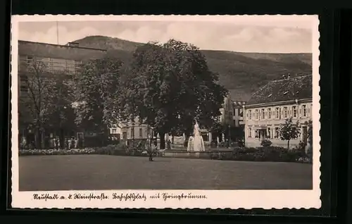 AK Neustadt a. d. Weinstrasse, Bahnhofsplatz mit Springbrunnen