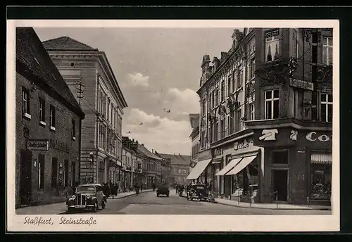 AK Stassfurt, Steinstrasse mit Gasthaus Stadtschänke und Automobilen