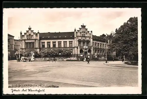 AK Zittau, Waentighaus mit Strasse und Litfasssäule