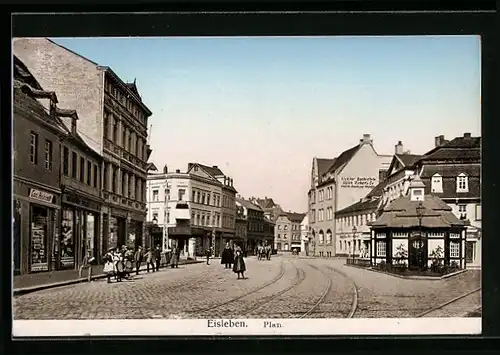 AK Eisleben, Strasse am Platz mit Pavillon und Geschäften