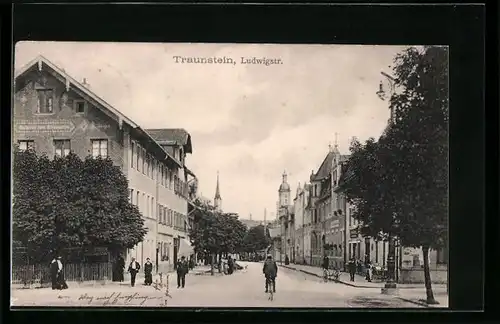 AK Traunstein, Ludwigstrasse mit Passanten