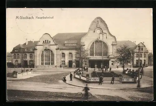 AK M. Gladbach, Hauptbahnhof mit Passanten