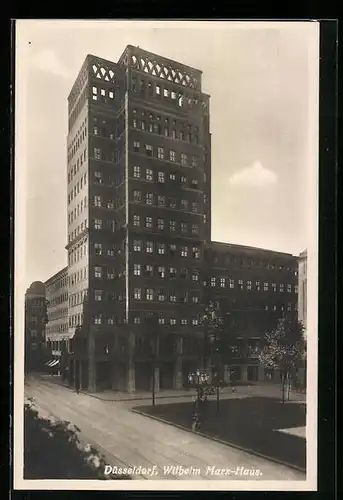 AK Düsseldorf, Wilhelm Marx-Haus mit Strasse aus der Vogelschau